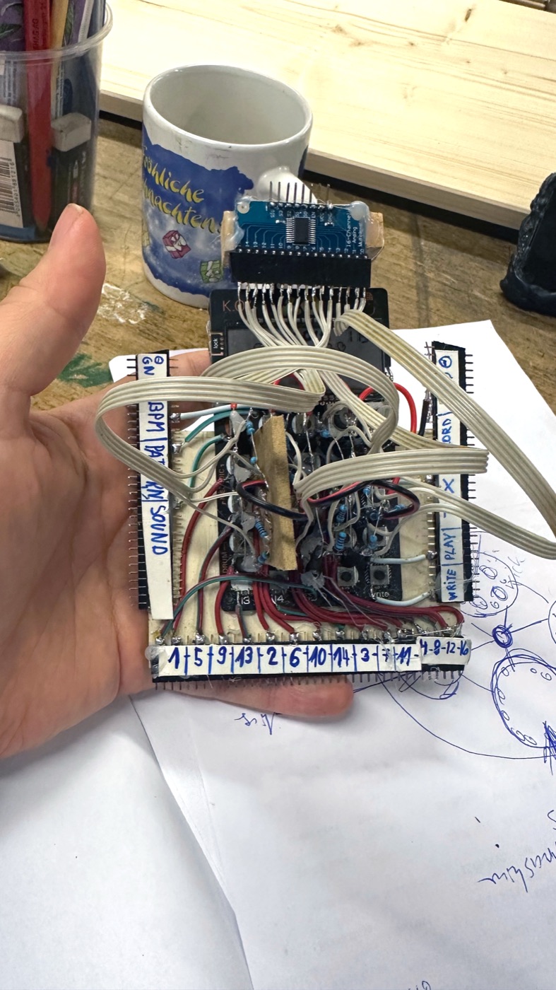 Eine von Hand verkabelte Platine mit beschrifteten Anschlüssen