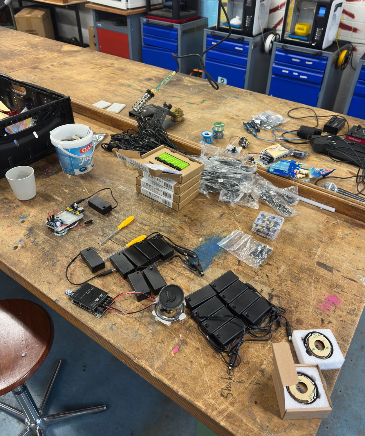 Werkbank mit vorbereiteten Bauteilen für den nächsten Workshop