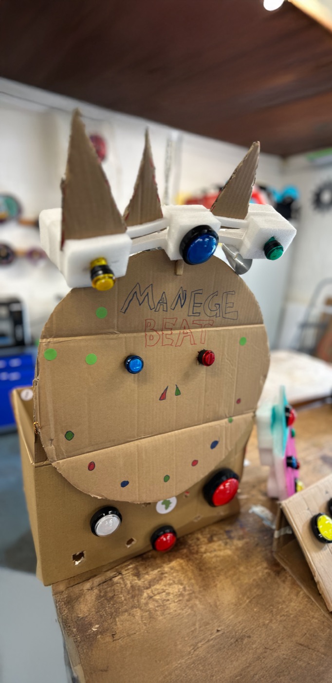 „MANEGE BEAT" — der erste Prototyp aus Pappe, gebaut und bemalt von den Teilnehmenden