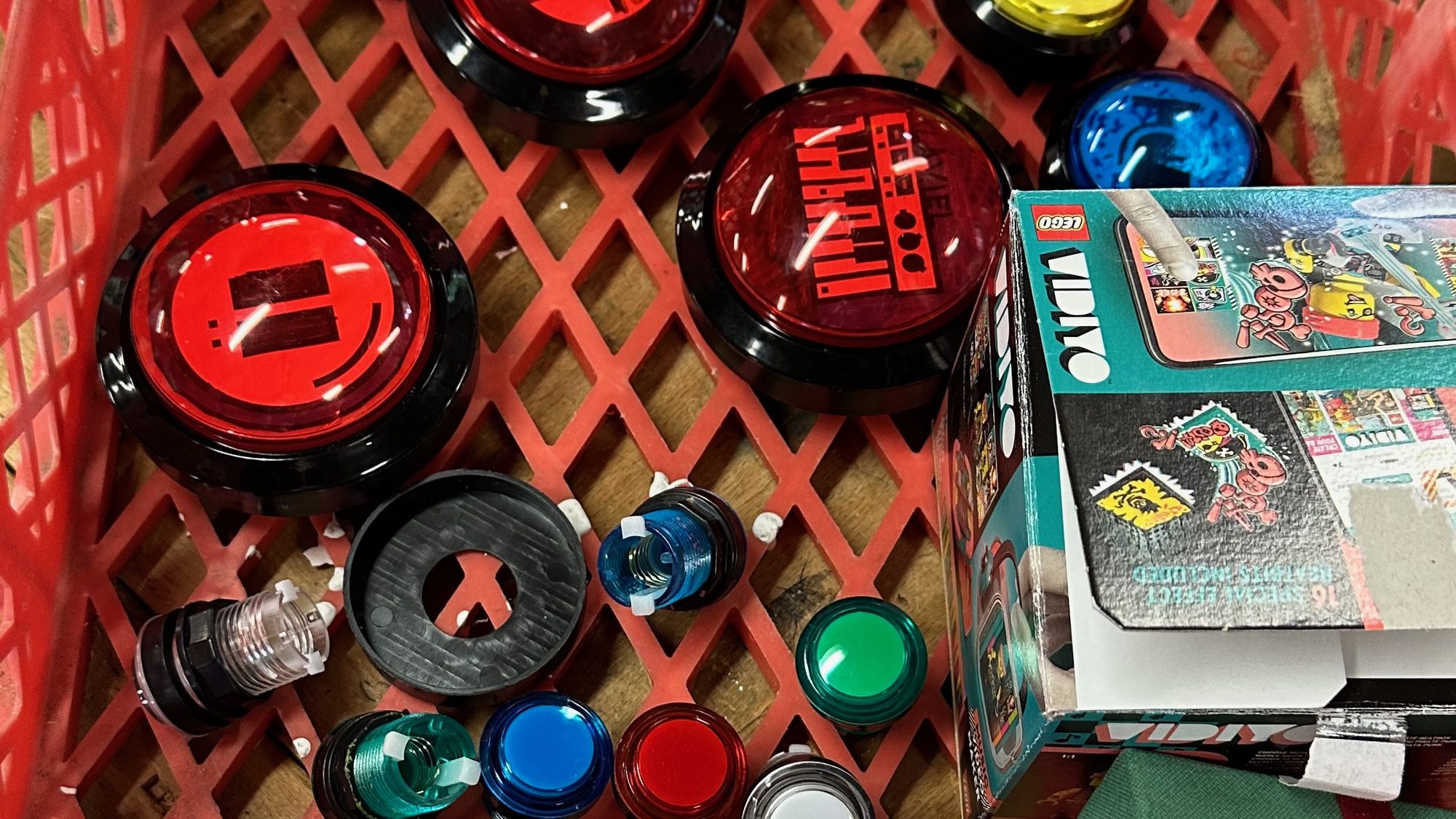 Eine Kiste voller Arcade-Knöpfe: das Rohmaterial der ersten Werkstatt