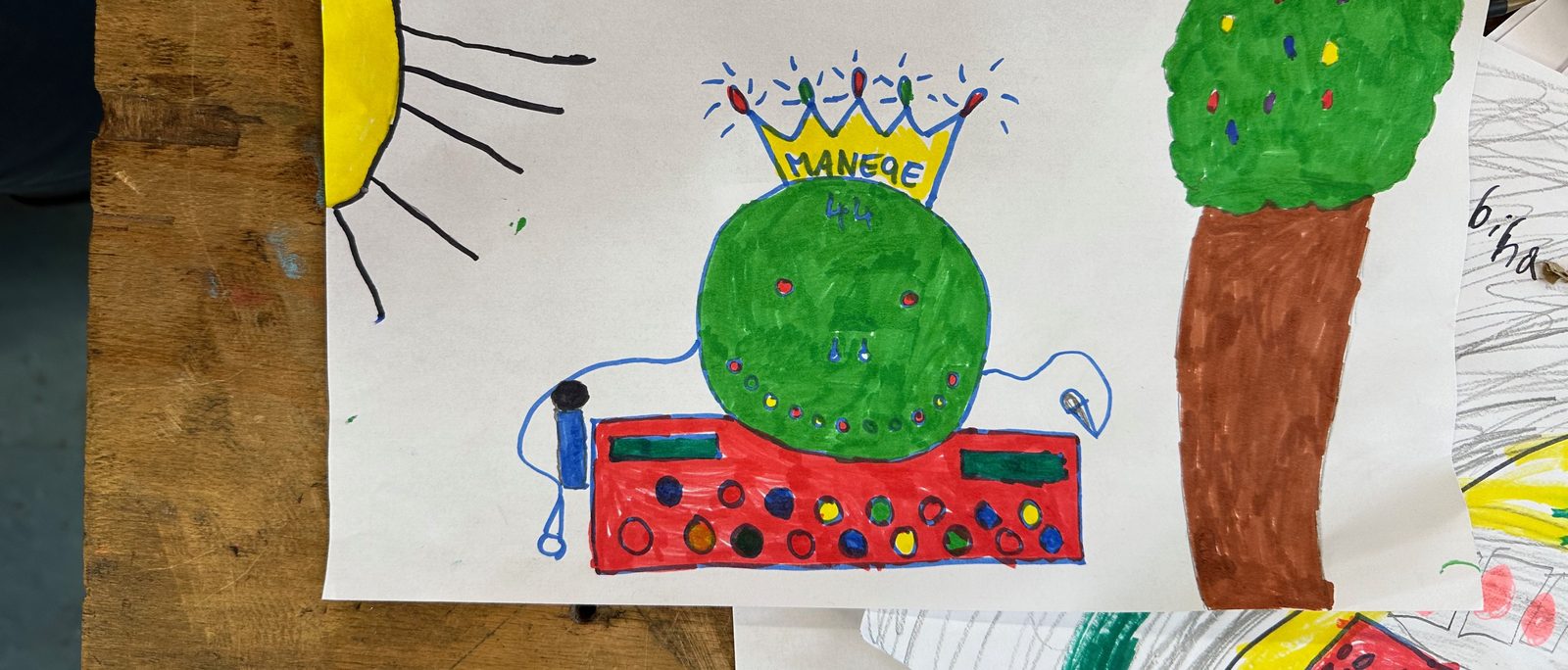 Ein Entwurf auf Papier: die Beatmaschine als Zeichnung, mit Krone und Knöpfen